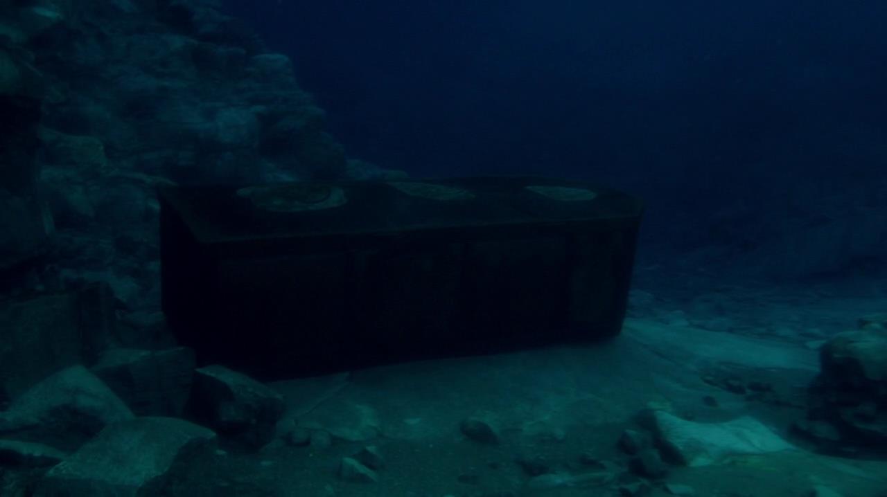 14 12 0004 Box underwater