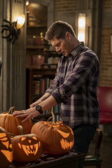 supernatural-1514-dean-pumpkins-381x570