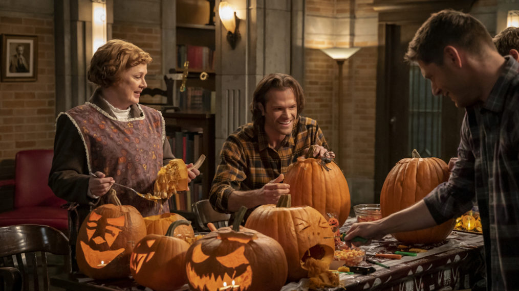 supernatural-1514-mrs-butters-sam-dean-pumpkins-1014x570